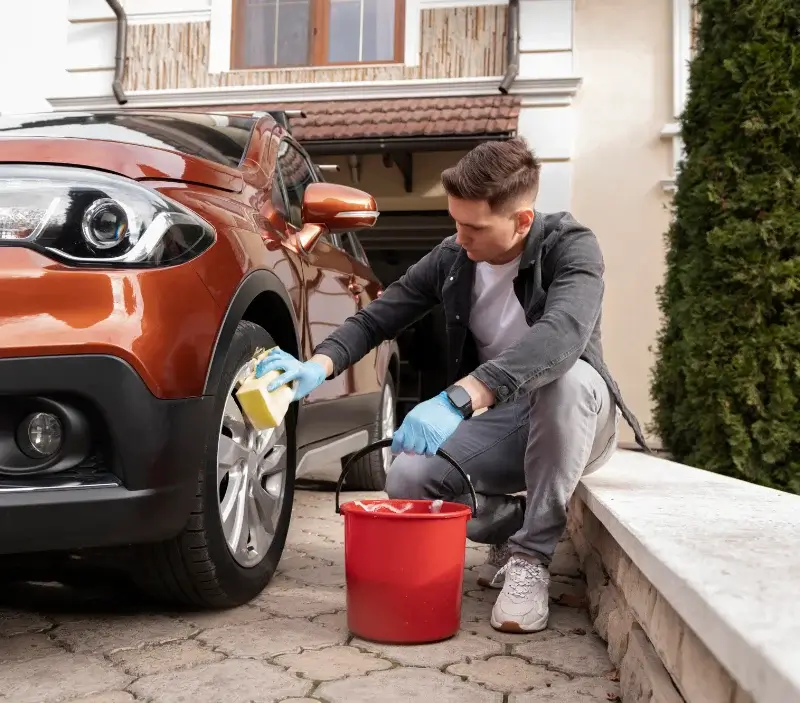 Lavage auto à domicile Moulédous : professionnel intervenant sur un véhicule